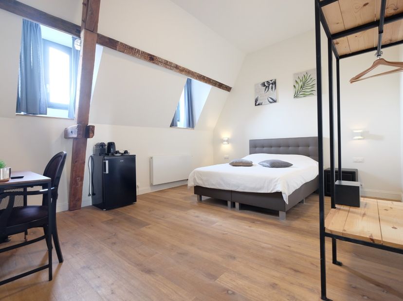 Large furnished Studio in the City Center of Sint-Truiden, The total rent cost is 650 euro a month + 135 euro for the cost of gas, water, light, elect